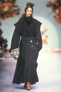 chloe-fw-1993-8.thumb.jpg.a24e6fef2b8c0300d0b6e7e53f7c8327.jpg