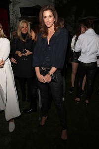 cindy-crawford-at-chanel-pre-oscars-event-inside-los-angeles-0.jpg