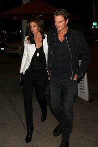 cindy-crawford-at-craig-s-in-west-hollywood-8_thumbnail.jpg