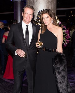 cindy-crawford-at-forbes-travel-guide-s-five-star-recipients-dinner-and-chairman-s-welcome-party-los-angeles-5.jpg