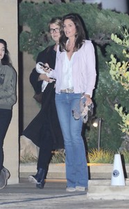 cindy-crawford-seen-leaving-a-restaurant-with-a-group-of-friends-in-la-8.jpg