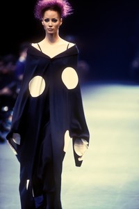 comme-des-garcons-fw-1992-5.thumb.jpg.5af3567b89e90f7c85b5daefe9d3287c.jpg