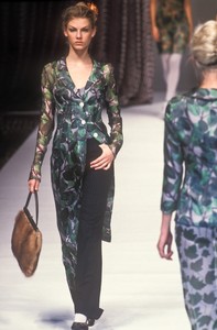 dolce-gabbana-ss-1997-3.thumb.jpg.1e1883f21a3e7e280c1e9ddf289ff3b6.jpg