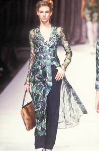 dolce-gabbana-ss-1997-4.thumb.jpg.e47d91ea4b97fac6b574e181c6cc0066.jpg