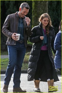 eddie-cibrian-rachel-bilson-joke-around-on-take-two-set-02.jpg