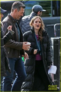 eddie-cibrian-rachel-bilson-joke-around-on-take-two-set-03.jpg