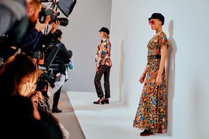 edie_dior_aw18_vogue_1920_2.thumb.jpeg.20ac21cc1298eb7354b0ce141fb817c8.jpeg