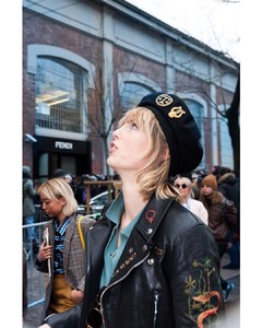 edie_fendi_aw18_alexstreetphoto.thumb.jpg.efdd36dba329005b3b7ca654bc51e643.jpg