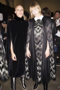 edie_fendi_aw18_vogue.thumb.jpg.7cffe3e222c4ac216db28d7efee81c8c.jpg