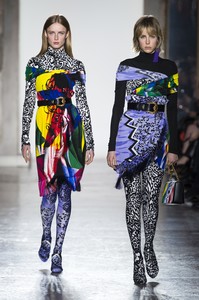 edie_versace_aw18_vogue_1.thumb.jpg.dd3e2aa4dadcbfc71f4bf5b25d5a3332.jpg