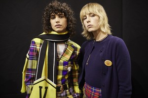 edie_versace_aw18_vogue_2.thumb.jpg.12533fb017a6b4c6fe17ca15dde3901a.jpg