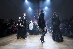 elie-saab-atm-rf18-9190.thumb.jpg.b4a28014259bc60710d6a85d2e6fc9fb.jpg