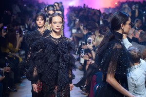 elie-saab-fw18hannahd2.thumb.jpg.fd01a38093f14bf5309bae245b6c41c9.jpg