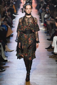 elie-saab-fw18hannahr1-2.thumb.jpg.40f52a1ca982571a1cb98e8b051ed231.jpg