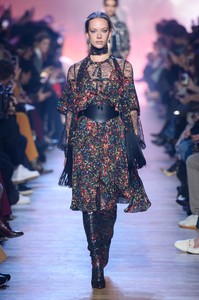 elie-saab-fw18hannahr1.thumb.jpg.b5e912b4d91f25fbe7aff0be3e171ead.jpg