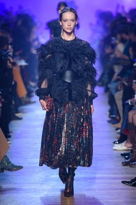 elie-saab-fw18hannahr2.thumb.jpg.cb7df92942c98240559759df9166d101.jpg