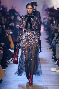 elie-saab-rf18-1104.thumb.jpg.bf8443c6def77bc606d5b581003c4b7c.jpg