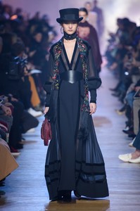 elie-saab-rf18-1177.thumb.jpg.f1d6534730e41981a124e03d9ce2f09c.jpg