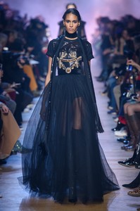 elie-saab-rf18-1584.thumb.jpg.b1f6d6a7021863b5af4b5de505528a48.jpg