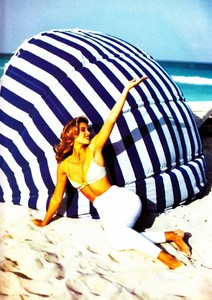elle_uk_august_1992_9.thumb.jpg.ae9ce0a61750b4e6f85118f56045271e.jpg