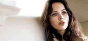 felicity-jones-cle-de-peau-beaute-2018-photoshoot-2.thumb.jpg.a9fb47b0c5b2aadad83c04b81e8d8223.jpg