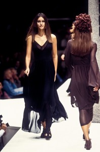 fendi-ss-1993-2.thumb.jpg.0a33a9ef03bffbc9f52cda472365c864.jpg