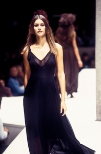 fendi-ss-1993-3.thumb.jpg.3bc790495e996486a59c697a86d0f13a.jpg