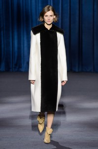 givenchy-rf18-0372.thumb.jpg.5486aa32ee2eb0730bf73a92c776259b.jpg