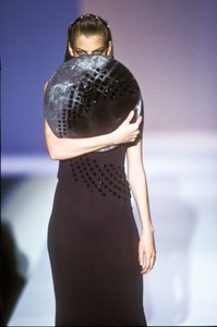 hussein-chalayan-fw-1997-2.thumb.jpg.6956000a80b14f0345bde0d8fa734dff.jpg