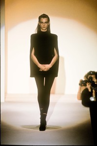 hussein-chalayan-fw-1997-3.thumb.jpg.8d011f282cbbb3f004ff1eeeed5744a0.jpg