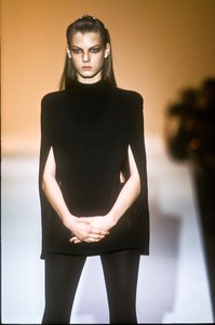 hussein-chalayan-fw-1997-4.thumb.jpg.3cacdd4c22cf0da371698659947828e1.jpg