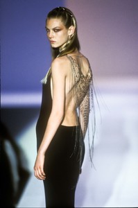 hussein-chalayan-fw-1997-5.thumb.jpg.5dd4e4471b2ad64724ec0aa65a3b797c.jpg