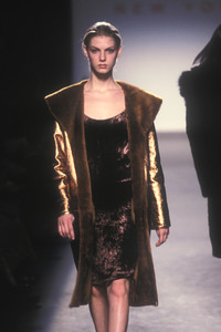 isaac-mizrahi-fw-1997-4.thumb.jpg.4f835b7a5886c18bd879bc1e7a3ee35f.jpg