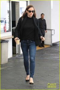 jennifer-garner-starts-off-her-day-with-a-business-meeting-05.jpg