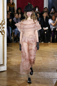 john-galliano-rtw-fall-2018-paris-fashion-week-pfw-009.jpg