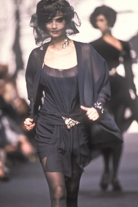 karl-lagerfeld-fw-1990-5.thumb.jpg.d3f7dcfe910a91b5571f1ea2b38d158e.jpg