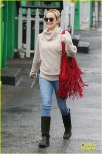 kate-hudson-danny-fujikawa-brave-the-rain-during-afternoon-date-04.jpg