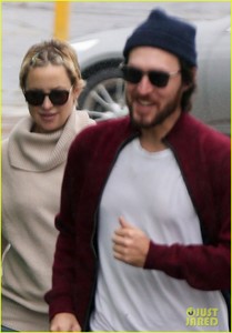 kate-hudson-danny-fujikawa-brave-the-rain-during-afternoon-date-05.jpg