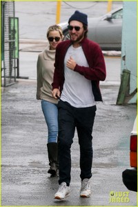 kate-hudson-danny-fujikawa-brave-the-rain-during-afternoon-date-08.jpg