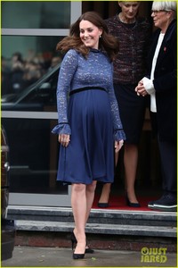 kate-middleton-goes-solo-to-open-new-place2be-headquarters-03.jpg