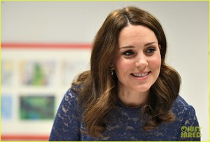 kate-middleton-goes-solo-to-open-new-place2be-headquarters-07.jpg