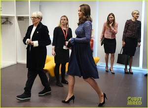 kate-middleton-goes-solo-to-open-new-place2be-headquarters-18.jpg