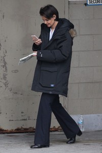 katie-holmes-out-in-chicago-03-27-2018-1.jpg