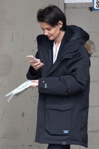 katie-holmes-out-in-chicago-03-27-2018-3.jpg