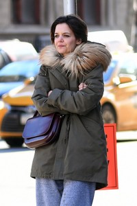 katie-holmes-street-style-new-york-city-03-05-2018-1.thumb.jpg.ee30377a05235dd6064d39cb17876eaa.jpg