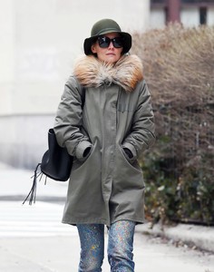 katie-holmes-winter-street-style-new-york-city-02-26-2018-2.jpg