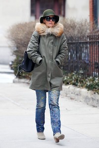 katie-holmes-winter-street-style-new-york-city-02-26-2018-3.jpg