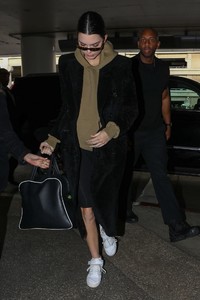 kendall-jenner-in-travel-outfit-lax-in-la-03-17-2018-0.jpg