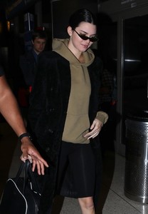 kendall-jenner-in-travel-outfit-lax-in-la-03-17-2018-2.jpg
