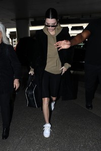 kendall-jenner-in-travel-outfit-lax-in-la-03-17-2018-3.jpg
